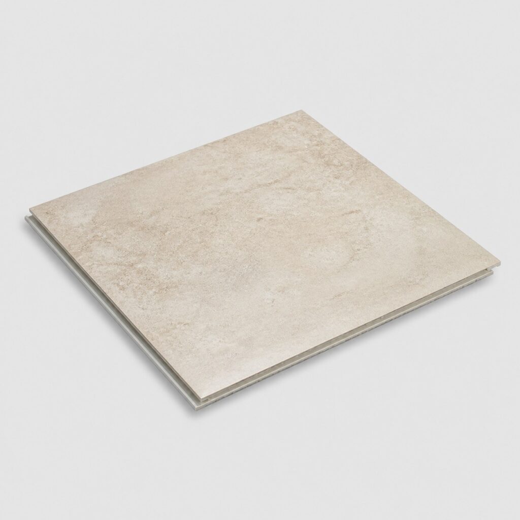 Dalles PVC clipsables effet travertin beige sur fond clair