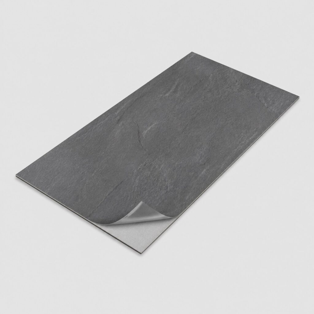 Dalles PVC adhesives effet pierre grise foncee sur fond clair