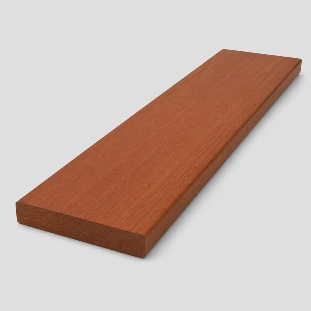Lames de terrasse en itauba lisse brun rouge, 21 x 145 mm, sur fond clair