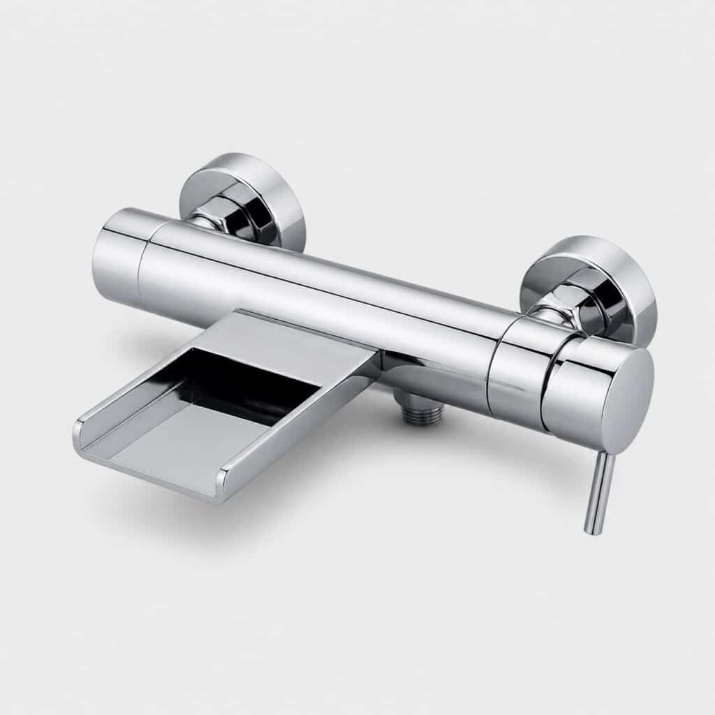 Mitigeur de baignoire a bec cascade chrome sur fond clair