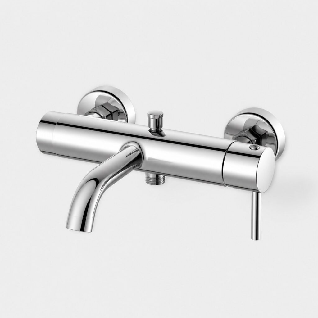 Mitigeur bain douche mural chrome sur fond clair