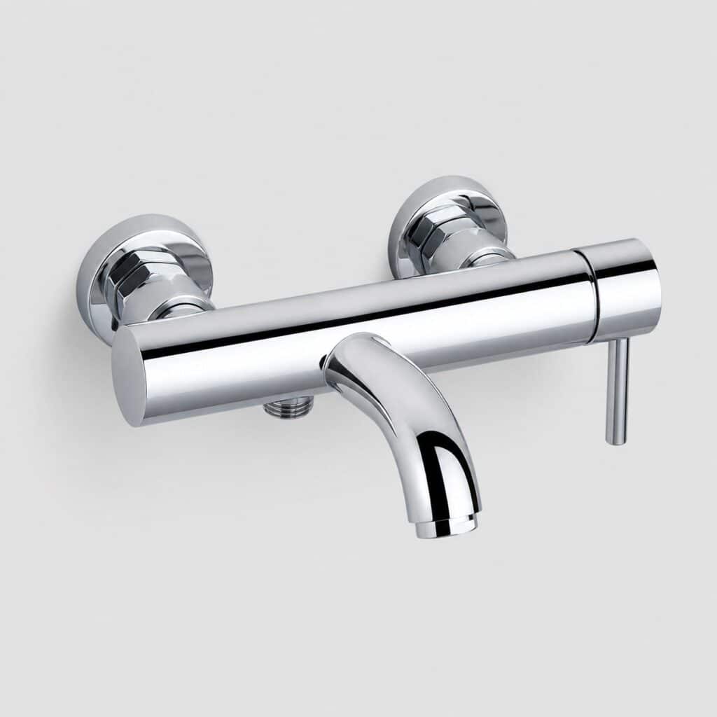 Mitigeur de baignoire mural chrome et ses excentriques sur fond clair