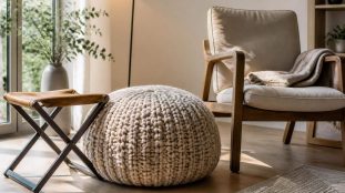 découvrez comment l'ajout d'une assise d'appoint nomade dépend parfaitement du pouf tricoté, alliant confort et design pour un espace modulable.